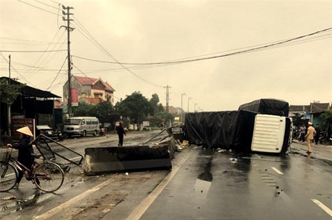 Lật xe tải, 3 tấn hoa quả tràn ra đường không mất một trái - Ảnh 1.