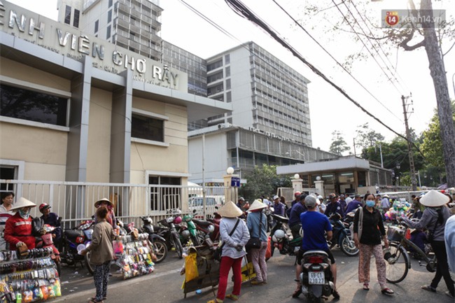 Chóng mặt vì đi bộ trên vỉa hè bị rào chắn như mê cung ở bệnh viện Chợ Rẫy Sài Gòn - Ảnh 1.