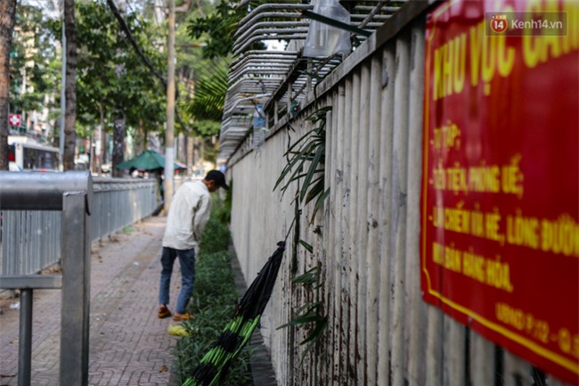 Chóng mặt vì đi bộ trên vỉa hè bị rào chắn như mê cung ở bệnh viện Chợ Rẫy Sài Gòn - Ảnh 12.