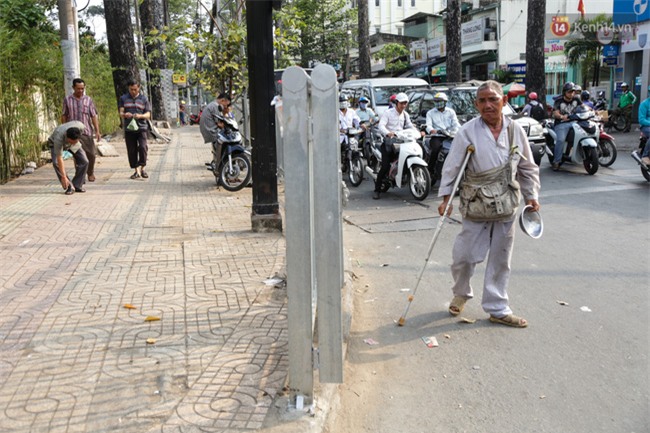 Chóng mặt vì đi bộ trên vỉa hè bị rào chắn như mê cung ở bệnh viện Chợ Rẫy Sài Gòn - Ảnh 15.