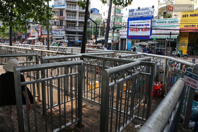 Chóng mặt vì đi bộ trên vỉa hè bị rào chắn như mê cung ở bệnh viện Chợ Rẫy Sài Gòn - Ảnh 2.
