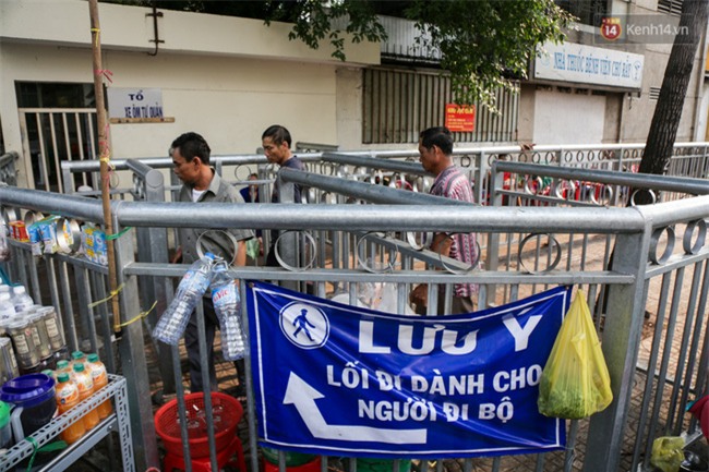 Chóng mặt vì đi bộ trên vỉa hè bị rào chắn như mê cung ở bệnh viện Chợ Rẫy Sài Gòn - Ảnh 3.