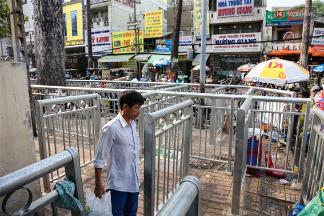 Chóng mặt vì đi bộ trên vỉa hè bị rào chắn như mê cung ở bệnh viện Chợ Rẫy Sài Gòn - Ảnh 5.