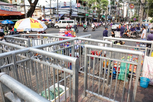 Chóng mặt vì đi bộ trên vỉa hè bị rào chắn như mê cung ở bệnh viện Chợ Rẫy Sài Gòn - Ảnh 6.