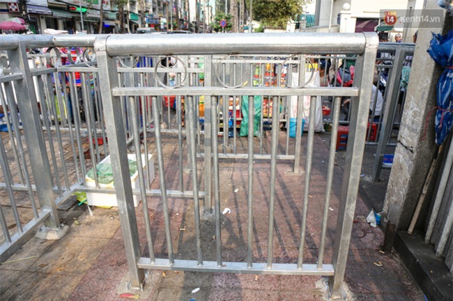 Chóng mặt vì đi bộ trên vỉa hè bị rào chắn như mê cung ở bệnh viện Chợ Rẫy Sài Gòn - Ảnh 7.