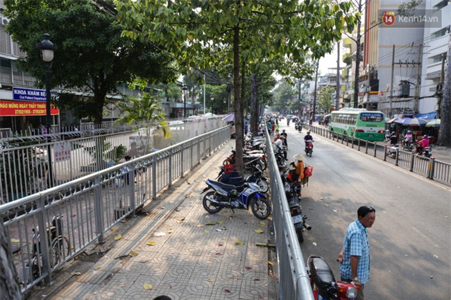 Chóng mặt vì đi bộ trên vỉa hè bị rào chắn như mê cung ở bệnh viện Chợ Rẫy Sài Gòn - Ảnh 8.