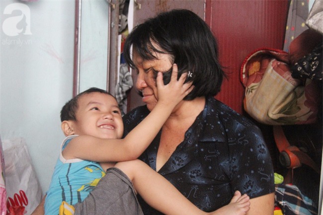 Người mẹ bán vé số vừa thất lạc đứa con út 3 tuổi ở Sài Gòn có tới 11 đứa con - Ảnh 10.