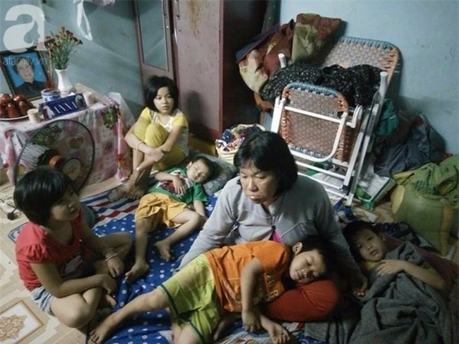 Người mẹ bán vé số vừa thất lạc đứa con út 3 tuổi ở Sài Gòn có tới 11 đứa con - Ảnh 11.