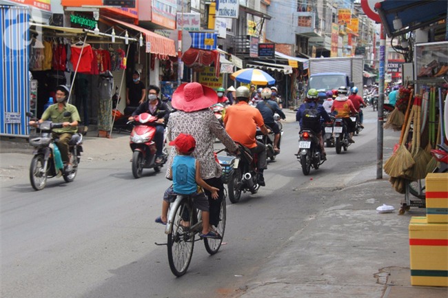 Người mẹ bán vé số vừa thất lạc đứa con út 3 tuổi ở Sài Gòn có tới 11 đứa con - Ảnh 14.