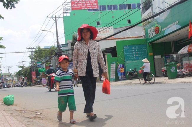 Người mẹ bán vé số vừa thất lạc đứa con út 3 tuổi ở Sài Gòn có tới 11 đứa con - Ảnh 18.
