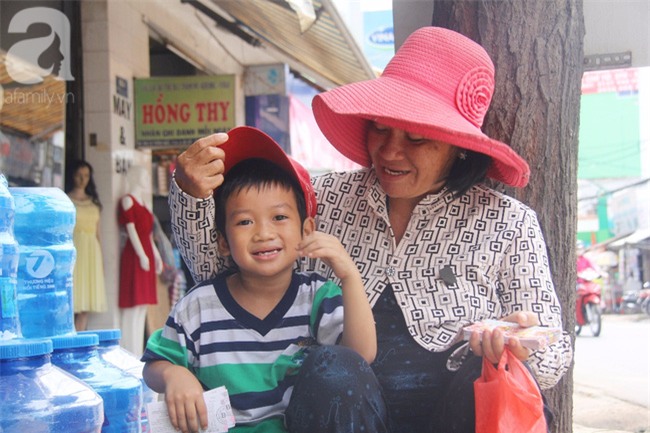 Người mẹ bán vé số vừa thất lạc đứa con út 3 tuổi ở Sài Gòn có tới 11 đứa con - Ảnh 20.