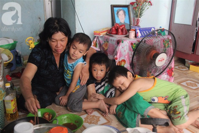 Người mẹ bán vé số vừa thất lạc đứa con út 3 tuổi ở Sài Gòn có tới 11 đứa con - Ảnh 5.
