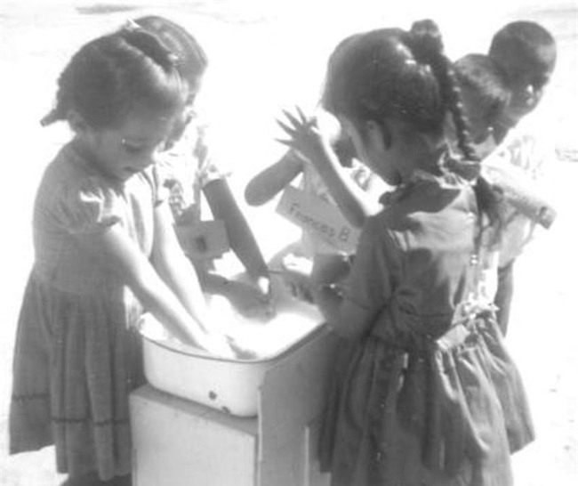 Thì ra trường mẫu giáo cách đây 50 năm đã có nhiều bài học “tân tiến và hiện đại” - Ảnh 4.