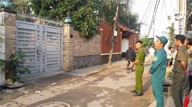 vu chay nha 4 nguoi tu vong: nguoi me chet van om con trong long hinh anh 1