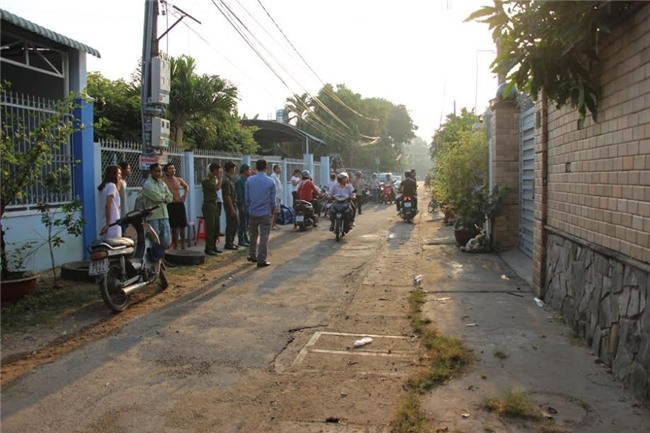 vu chay nha 4 nguoi tu vong: nguoi me chet van om con trong long hinh anh 4