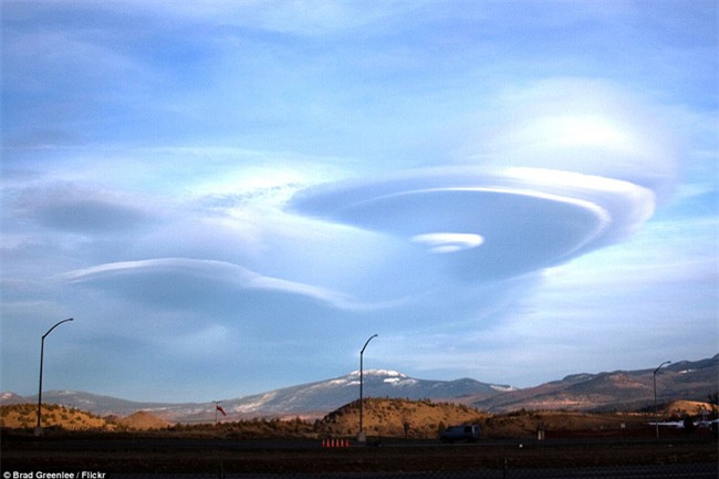 Ngây ngất với những chiếc đĩa bay được tạo thành từ mây - Ảnh 1.