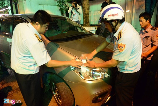 Cẩu 2 xe biển xanh trước quán nhậu quận 1 về trụ sở công an - Ảnh 1.