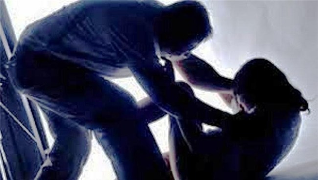 doi tuong la vao nha dung kim tiem khong che, xam hai be gai hinh anh 1