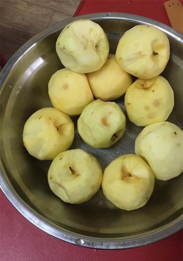 Trường mầm non cho học sinh ăn táo mốc khiến phụ huynh bức xúc - Ảnh 3.