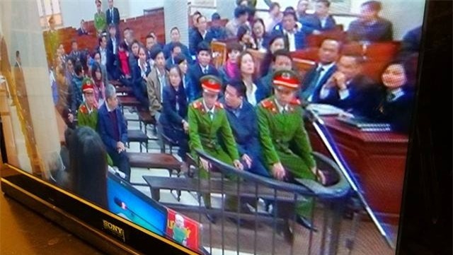 Hình ảnh các bị cáo được chụp qua màn hình