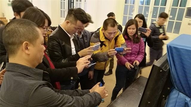 Phóng viên tác nghiệp qua màn hình