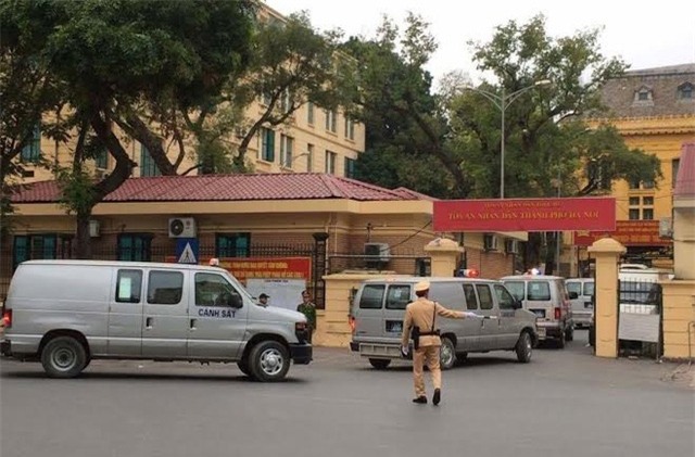 Đoàn xe thùng chở các bị cáo tới phiên tòa sáng nay