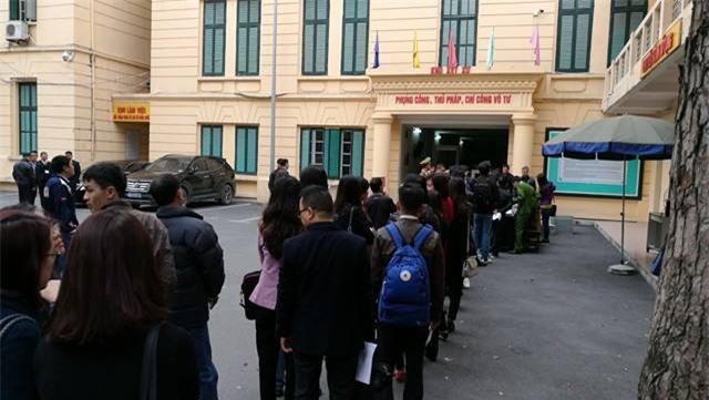 Hàng người dài được kiểm tra an ninh trước khi vào phòng xử án