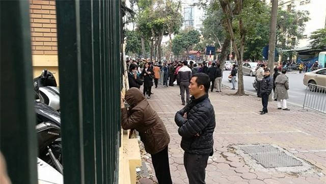 Người dân đứng ngoài cổng theo dõi