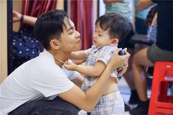 Muôn kiểu biểu cảm càng lớn càng yêu của con trai Khánh Thi - Phan Hiển -13