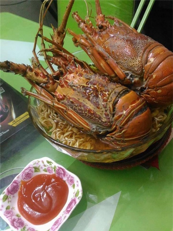 Đây được gọi là bát mì 2 tôm đúng không?