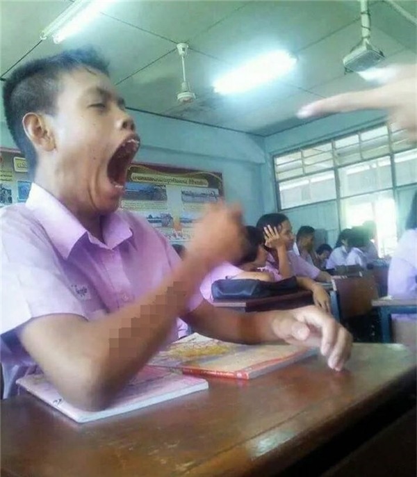 Cóai biết bạn ấy ngáp hay đang làm gì không?