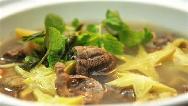 Khế chua được kết hợp nhiều trong chế biến món ăn, ví dụ thịt bò, tép, canh trai nấu khế. Ảnh minh họa.