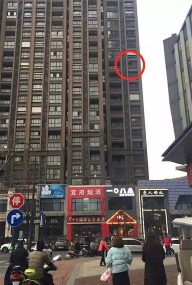 Ngay cả khi nhảy lầu tự tử, hot girl mạng xã hội Trung Quốc vẫn không quên livestream - Ảnh 2.