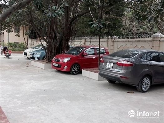 Tiểu học Khương Đình lên tiếng vụ xe ô tô vào trường gây nguy hiểm cho học sinh - 1