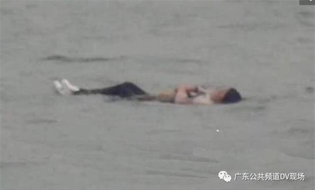 Cô gái nhảy sông tự tử nhưng béo quá không chìm được nên thoát chết - Ảnh 1.