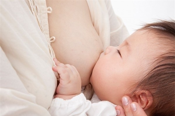 Các mẹ lưu ý: Cho trẻ dưới 6 tháng tuổi uống nước chẳng khác gì hại con! - Ảnh 1.