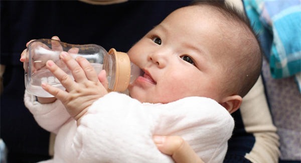 Các mẹ lưu ý: Cho trẻ dưới 6 tháng tuổi uống nước chẳng khác gì hại con! - Ảnh 3.