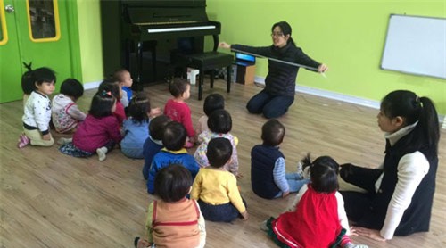 dua giao vien pho thong xuong day mam non: lo ngai ap luc cao hinh anh 1