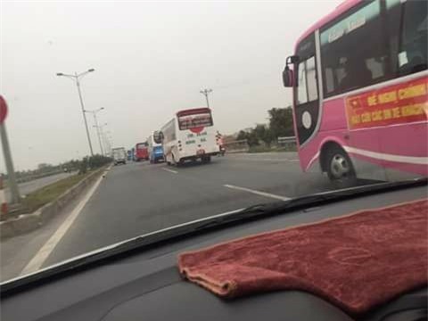 Gan 100 xe khach ra Ha Noi phan doi phan tuyen hinh anh 1