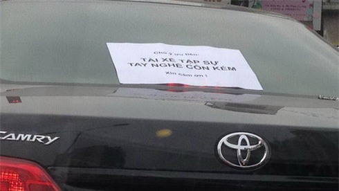 Chuyện lái mới và tấm biển dán trên xe khiến nhiều người bức xúc - Ảnh 2.
