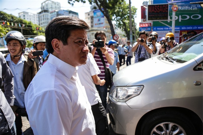 Ô tô Audi của hoa hậu Thu Hoài bị niêm phong đưa về phường do lấn chiếm vỉa hè Sài Gòn - Ảnh 1.