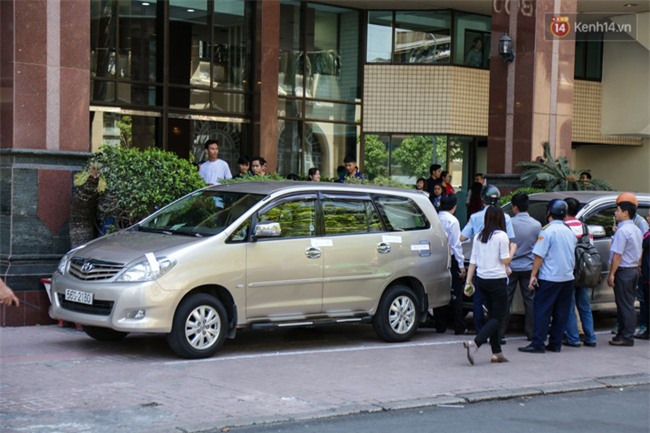 Ô tô Audi của hoa hậu Thu Hoài bị niêm phong đưa về phường do lấn chiếm vỉa hè Sài Gòn - Ảnh 10.
