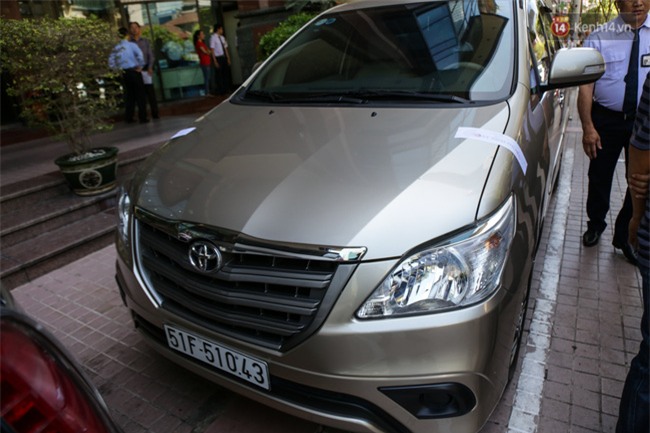 Ô tô Audi của hoa hậu Thu Hoài bị niêm phong đưa về phường do lấn chiếm vỉa hè Sài Gòn - Ảnh 11.