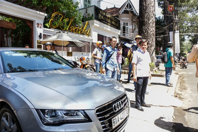 Ô tô Audi của hoa hậu Thu Hoài bị niêm phong đưa về phường do lấn chiếm vỉa hè Sài Gòn - Ảnh 2.