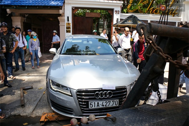 Ô tô Audi của hoa hậu Thu Hoài bị niêm phong đưa về phường do lấn chiếm vỉa hè Sài Gòn - Ảnh 3.