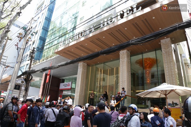 Ô tô Audi của hoa hậu Thu Hoài bị niêm phong đưa về phường do lấn chiếm vỉa hè Sài Gòn - Ảnh 4.