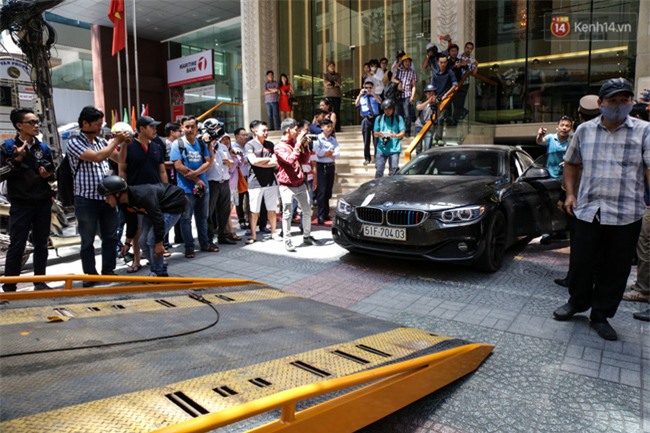Ô tô Audi của hoa hậu Thu Hoài bị niêm phong đưa về phường do lấn chiếm vỉa hè Sài Gòn - Ảnh 5.