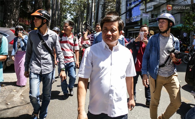 Ô tô Audi của hoa hậu Thu Hoài bị niêm phong đưa về phường do lấn chiếm vỉa hè Sài Gòn - Ảnh 6.