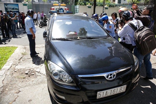 Ô tô Audi của hoa hậu Thu Hoài bị niêm phong đưa về phường do lấn chiếm vỉa hè Sài Gòn - Ảnh 7.