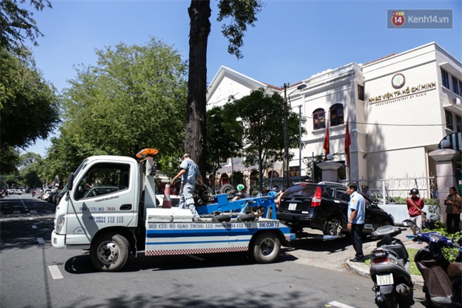 Ô tô Audi của hoa hậu Thu Hoài bị niêm phong đưa về phường do lấn chiếm vỉa hè Sài Gòn - Ảnh 8.